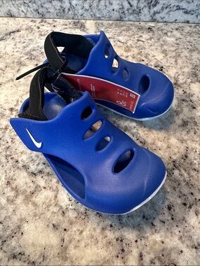 NWT Nike Kids Blue Closed-Toe Sandal with Black Strap